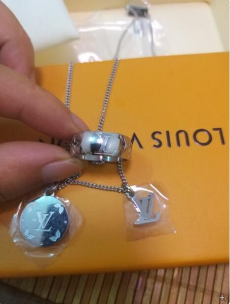 дизайнер ювелирные изделия любовь кольцо ожерелье покрытием 18k золото винт ожерелье с розовым золотом платина роскошная женщина любовь пода, Silver
дизайнер ювелирные изделия любовь кольцо ожерелье покрытием 18k золото винт ожерелье с розовым золотом платина роскошная женщина любовь пода, Silver