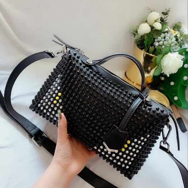 2020 new style of special cabinet rivets can hand bill of lading shoulder bag, casual and elegant workmanship, size: 27*12*16cm
2020 new style of special cabinet rivets can hand bill of lading shoulder bag, casual and elegant workmanship, size: 27*12*16cm