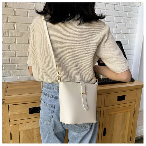 2020 bucket bag female bag new simple solid color fashion large capacity diagonal shoulder small square
2020 bucket bag female bag new simple solid color fashion large capacity diagonal shoulder small square