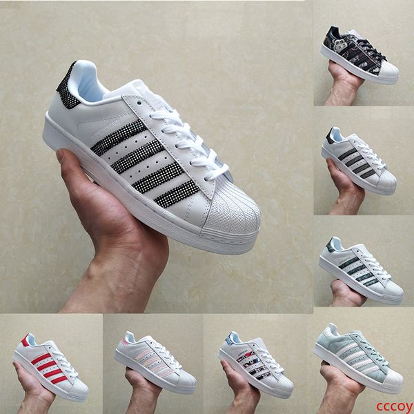 горячий повседневный originals superstars белой голограммы радужных младших superstars 80s pride кроссовки super star женщина мужчины спорт
горячий повседневный originals superstars белой голограммы радужных младших superstars 80s pride кроссовки super star женщина мужчины спорт