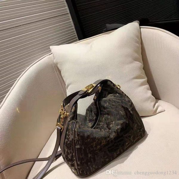 retro presbyopic pillow bag middle cosmetic portable lunch box fashion one shoulder his female handbag women design handbags boston bags
retro presbyopic pillow bag middle cosmetic portable lunch box fashion one shoulder his female handbag women design handbags boston bags