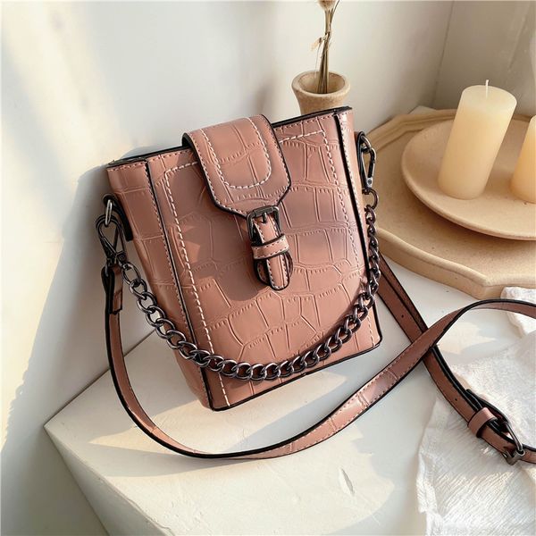 2020 new original design fashion retro chain diagonal bag & fashion crocodile bucket bag width 18cm height 18cm thickness 7cm
2020 new original design fashion retro chain diagonal bag & fashion crocodile bucket bag width 18cm height 18cm thickness 7cm