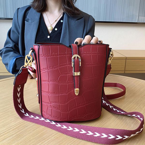 2019 women's shoulder messenger bag designer stone pattern leather bucket bags fashion wide shoulder strap handbags
2019 women's shoulder messenger bag designer stone pattern leather bucket bags fashion wide shoulder strap handbags
