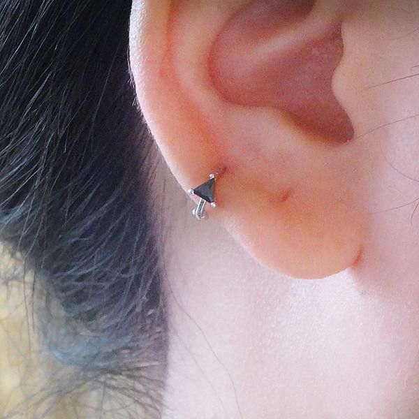 925 silver earring fashion triangular small ear bone ear buckle simple wild geometric mini ear ring jewelry inner diameter6mm, Golden
925 silver earring fashion triangular small ear bone ear buckle simple wild geometric mini ear ring jewelry inner diameter6mm, Golden