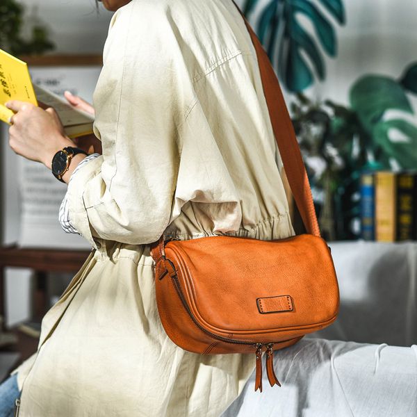 the first layer of leather ladies wide shoulder strap crossbody bag wide bottom wild leather simple shoulder bag
the first layer of leather ladies wide shoulder strap crossbody bag wide bottom wild leather simple shoulder bag
