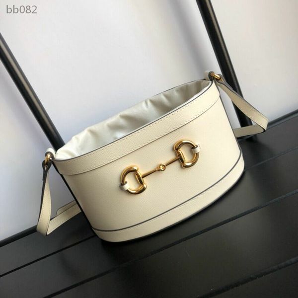 европа и америка 1955 horsebit bucket bag tripler bag мода дикое плечо messenger bag стильный бит ведро сумки поставляются с коробкой
европа и америка 1955 horsebit bucket bag tripler bag мода дикое плечо messenger bag стильный бит ведро сумки поставляются с коробкой
