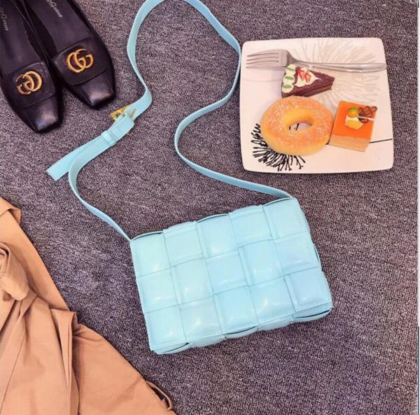 factory wholesale 2020 new handbag cross pattern synthetic leather shell chain bag shoulder messenger bag fashionista
factory wholesale 2020 new handbag cross pattern synthetic leather shell chain bag shoulder messenger bag fashionista
