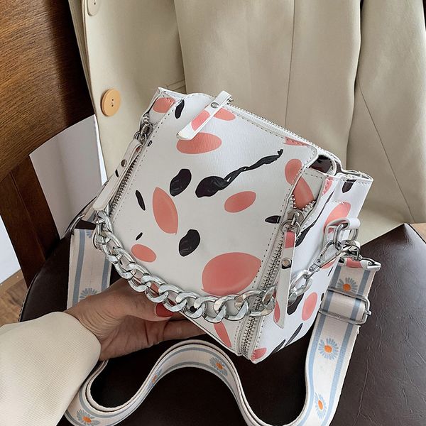 new french design fashion bucket bag handbag elegant chain crossbody bag shoulder width 16.5cm height 16.5cm thickness 10cm
new french design fashion bucket bag handbag elegant chain crossbody bag shoulder width 16.5cm height 16.5cm thickness 10cm