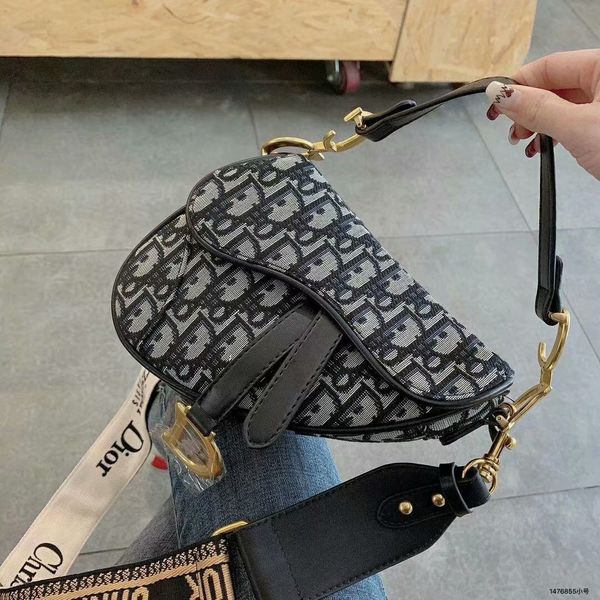 Saddle tchri tian dior oblique clutch luxury brand handbag women houlder bag cro body me enger bag wallet chri tian
Saddle tchri tian dior oblique clutch luxury brand handbag women houlder bag cro body me enger bag wallet chri tian