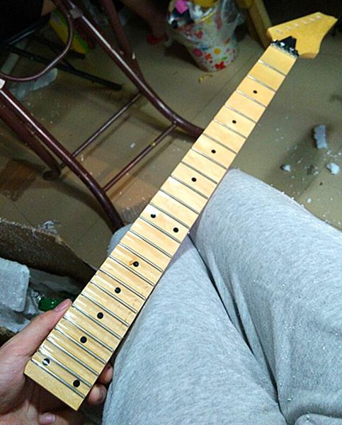 21 22 24 ладов глянцевой краски клен электрогитара neck клен гребешок fingerboard инкрустация точки guita аксессуары часть
21 22 24 ладов глянцевой краски клен электрогитара neck клен гребешок fingerboard инкрустация точки guita аксессуары часть