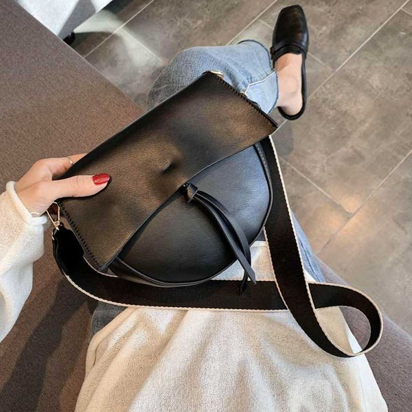 новые женщины сумка старинные искусственная кожа crossbody сумка женская сумка коричневый ретро сумочка для девочек
новые женщины сумка старинные искусственная кожа crossbody сумка женская сумка коричневый ретро сумочка для девочек