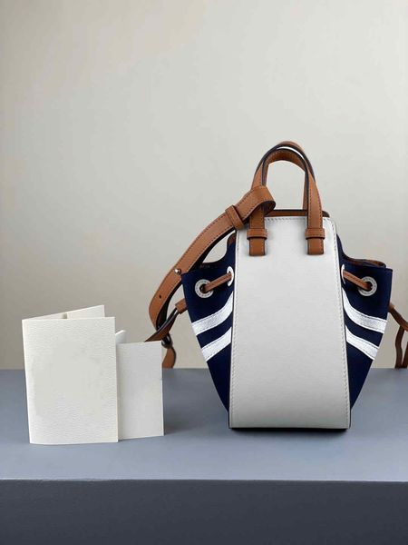 new lady's handbag 7a high-end custom quality large capacity handbag fashion style silver metal accessories with long shoulder strap
new lady's handbag 7a high-end custom quality large capacity handbag fashion style silver metal accessories with long shoulder strap