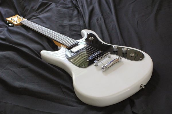 новый редкий джонни рамон белая гитара mosrite ventures mkii 1965 переиздание марк ii делюкс белая электрогитара с гитарой случае
новый редкий джонни рамон белая гитара mosrite ventures mkii 1965 переиздание марк ii делюкс белая электрогитара с гитарой случае