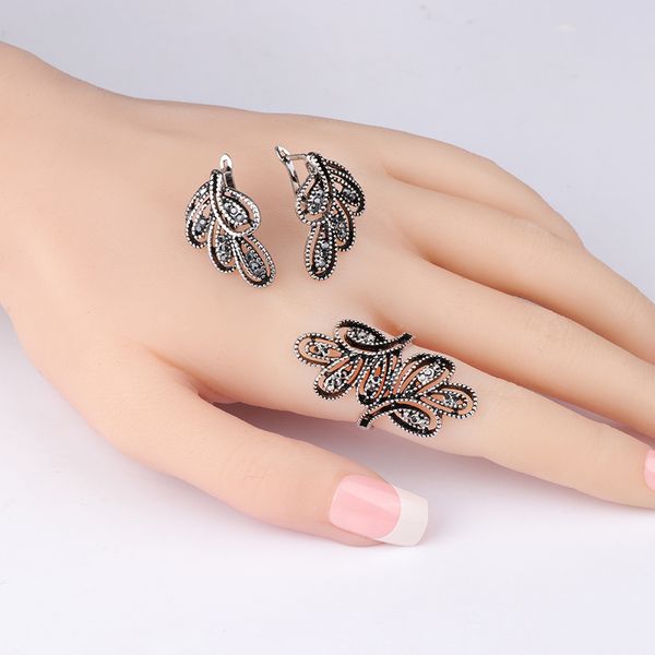 2pcs vintage jewelry sets antique silver color hollow flower pendants rings and crystal stud earring party accessories gift
2pcs vintage jewelry sets antique silver color hollow flower pendants rings and crystal stud earring party accessories gift