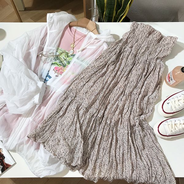 2019 spring and summer new korean version elastic tight high waist floral chiffon folds long skirt, Black
2019 spring and summer new korean version elastic tight high waist floral chiffon folds long skirt, Black