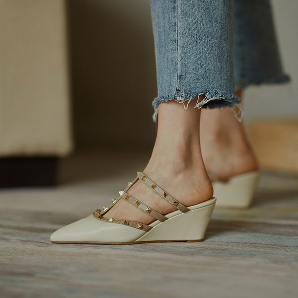 2020 womens slippers genuine leather summer outside rivet wedge slippers women shoes shoes women designers flip flops, Black
2020 womens slippers genuine leather summer outside rivet wedge slippers women shoes shoes women designers flip flops, Black