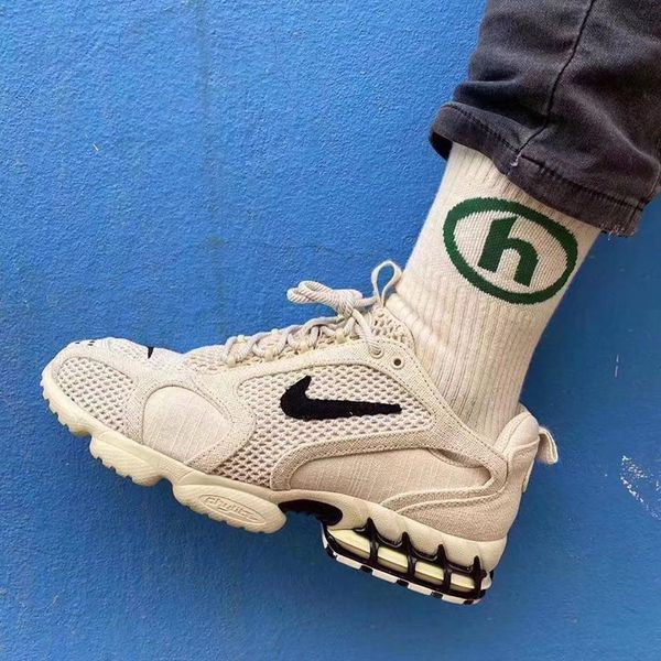 nìke x stùssy air zoòm spiridon caged 2 pure platinum retro sneaker men women black white fossil designers runner basketball shoes chaussure
nìke x stùssy air zoòm spiridon caged 2 pure platinum retro sneaker men women black white fossil designers runner basketball shoes chaussure