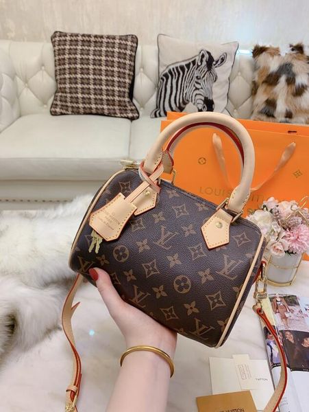 2020 ladys tote bag for super classic pillow case with diagonal span bag and trim leather shoulder strap size :20 cm
2020 ladys tote bag for super classic pillow case with diagonal span bag and trim leather shoulder strap size :20 cm