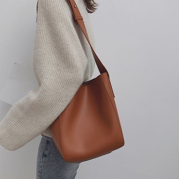 design women soft leather shoulder bag woman wide strap bucket bag large capacity handbag totes large capacity leisure
design women soft leather shoulder bag woman wide strap bucket bag large capacity handbag totes large capacity leisure