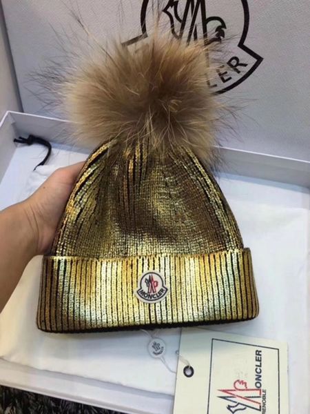 

Мода AAA + Moncler Бронзируя зимняя вязаная шапка из натурального меха сгущает шапочки шляпа с настоящим мехом енота Pom poms женщины рождественские теплые шапки