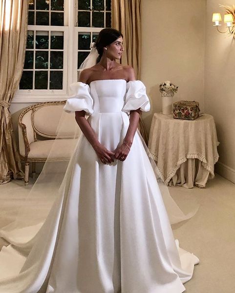 2020 white simply wedding dresses off shoulder poet sleeve satin bridal gowns sweep train ruffles wedding dress vestidos de novia
2020 white simply wedding dresses off shoulder poet sleeve satin bridal gowns sweep train ruffles wedding dress vestidos de novia