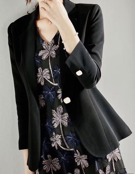 women'ssolid color blazer office ladies single button suit women fashion elegance work top, White;black
women'ssolid color blazer office ladies single button suit women fashion elegance work top, White;black
