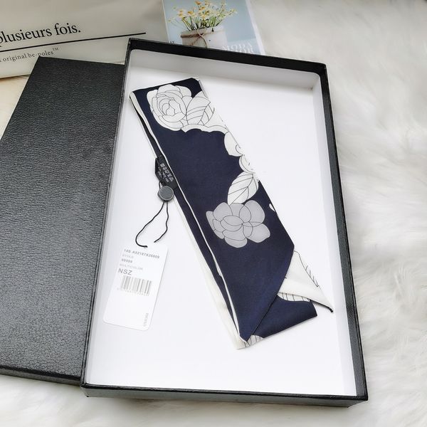 2021 luxury striped ribbon ladies' fashion scarf scarf in 2020 is 100% pure silk double-sided and 8*120cm, Blue;gray
2021 luxury striped ribbon ladies' fashion scarf scarf in 2020 is 100% pure silk double-sided and 8*120cm, Blue;gray