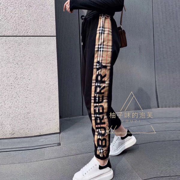 early spring 2020 new pair of single side patchwork plaid lettering loose leg bunched pants look thin casual pants, Black;white
early spring 2020 new pair of single side patchwork plaid lettering loose leg bunched pants look thin casual pants, Black;white