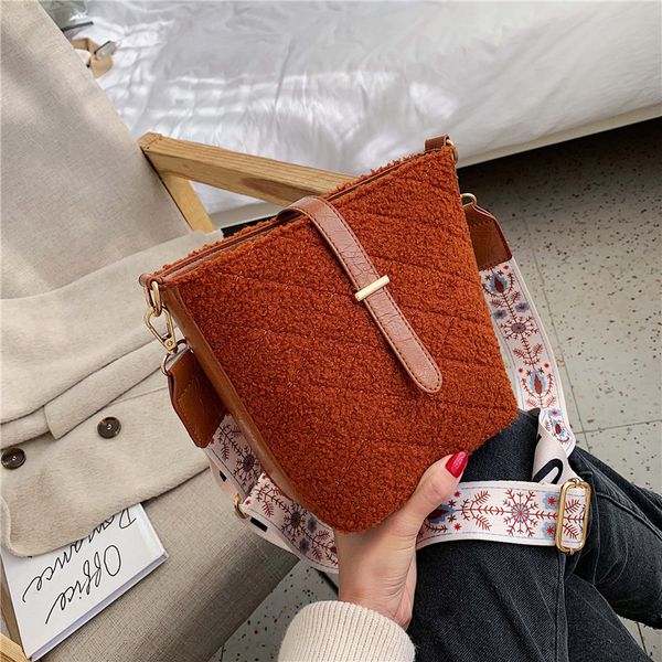 women handbags plush latest style bucket bag wide shoulder strap crossbody bag fashion wild messenger bolsas feminina
women handbags plush latest style bucket bag wide shoulder strap crossbody bag fashion wild messenger bolsas feminina