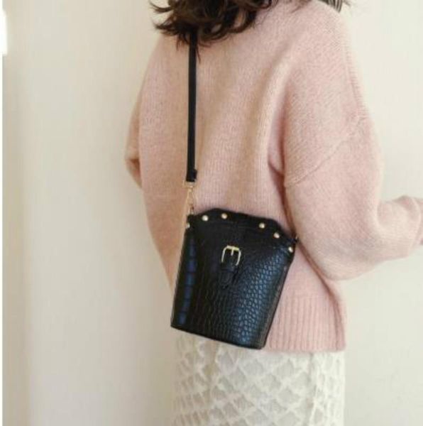 women's bag 2020 new messenger bag fashion wild one-shoulder small shoulder fashion rivet women's messenger
women's bag 2020 new messenger bag fashion wild one-shoulder small shoulder fashion rivet women's messenger