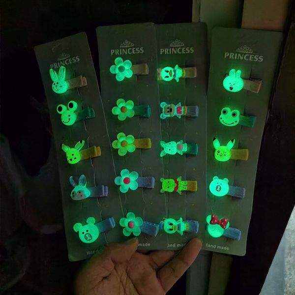 children's cartoon luminous hair clip luminous headdress infant does not hurt the scalp integrated seat cover hair clip, Slivery;white
children's cartoon luminous hair clip luminous headdress infant does not hurt the scalp integrated seat cover hair clip, Slivery;white