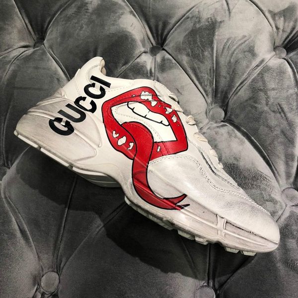New Rhyton Luxury Brand Vintage Trainer With Red Mouth Print Women Men Designer Shoes Oversize Sneakers 35-44
New Rhyton Luxury Brand Vintage Trainer With Red Mouth Print Women Men Designer Shoes Oversize Sneakers 35-44