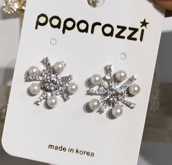 wholesale- new fashion luxury designer beautiful diamond flower pearl pendant stud earrings for woman silver pin, Golden;silver
wholesale- new fashion luxury designer beautiful diamond flower pearl pendant stud earrings for woman silver pin, Golden;silver