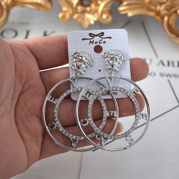 Женщины горный хрусталь голова льва Стад серьги Bling Bling письмо животных серьги подарок для любви ювелирные изделия аксессуары
Женщины горный хрусталь голова льва Стад серьги Bling Bling письмо животных серьги подарок для любви ювелирные изделия аксессуары