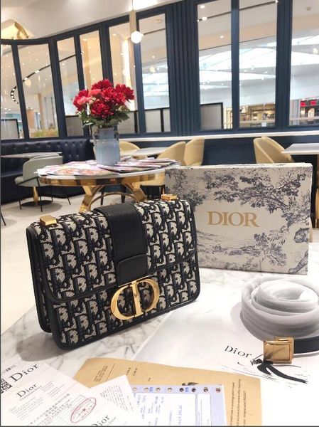 2020 new selling high-quality wild fashion ladies classic wild women's handbags messenger bags ladies backpack shoulder bags 
2020 new selling high-quality wild fashion ladies classic wild women's handbags messenger bags ladies backpack shoulder bags