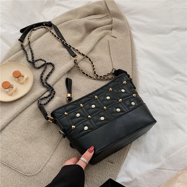 женские цепи pearl rivet crossbody сумки для женщин 2020 роскошные сумки конструктора мешком главная женская рука плечо сумка
женские цепи pearl rivet crossbody сумки для женщин 2020 роскошные сумки конструктора мешком главная женская рука плечо сумка