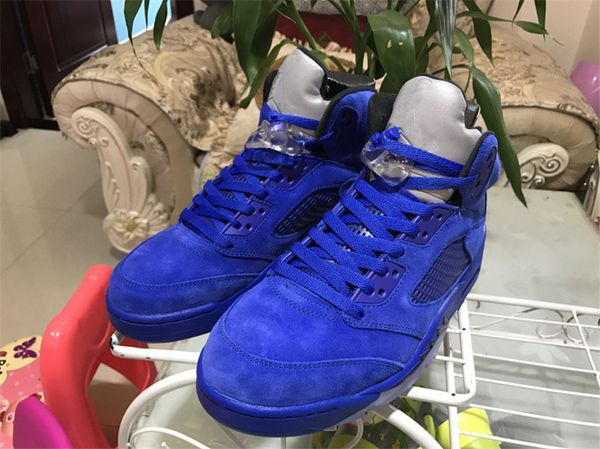 classic 5 blue suede mens basketball shoes style code 136027-401 v outdoor sports sneaker with original box
classic 5 blue suede mens basketball shoes style code 136027-401 v outdoor sports sneaker with original box