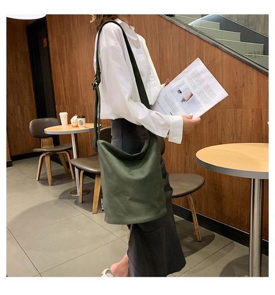 canvas bag one shoulder japanese and korean simple large capacity student bag white-collar briefcase literary fashion women
canvas bag one shoulder japanese and korean simple large capacity student bag white-collar briefcase literary fashion women