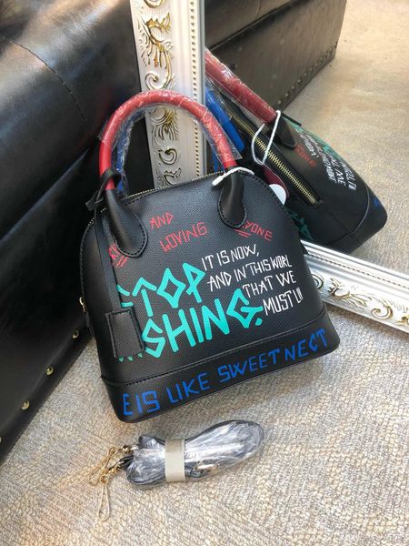 european and american fashion graffiti leather patchwork cohide color handbag, casual shoulder bag 2019 new handbag lady, of freight
european and american fashion graffiti leather patchwork cohide color handbag, casual shoulder bag 2019 new handbag lady, of freight