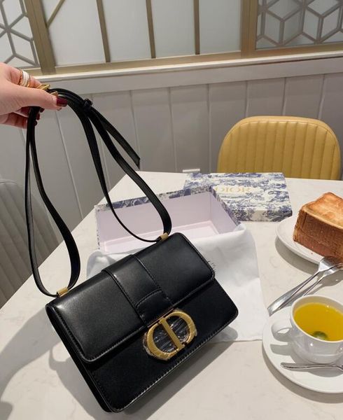 2020 the new selling women's double-sided retro print bag with diagonal cross and single shoulder size: 22*15 cm
2020 the new selling women's double-sided retro print bag with diagonal cross and single shoulder size: 22*15 cm