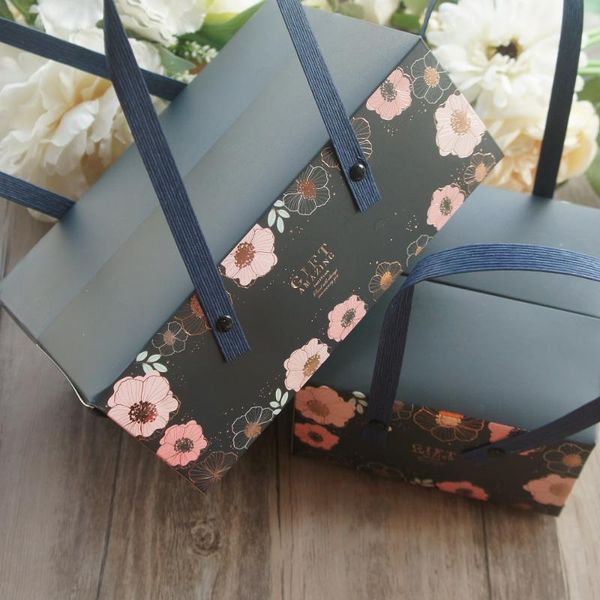 2 size 5pcs pink flower dark blue style paper box with handle roll cake candy cookie gift packaging wedding use
2 size 5pcs pink flower dark blue style paper box with handle roll cake candy cookie gift packaging wedding use