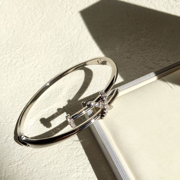 stainless steel nail bracelet inlay diamond screw nail cuff bracelet women men luxury designer jewelry for women with box ing, Golden;silver
stainless steel nail bracelet inlay diamond screw nail cuff bracelet women men luxury designer jewelry for women with box ing, Golden;silver