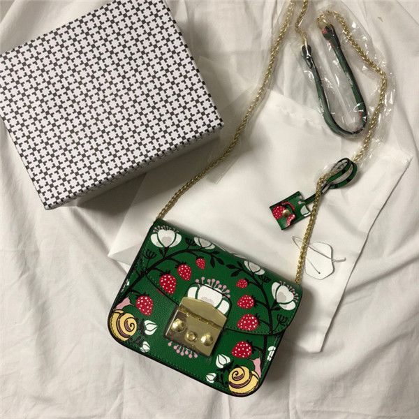 новые дамы моды кожа печати сумка милый мультфильм маленькая девочка клубника сумка небольшой квадратный мешок joker цепь 
новые дамы моды кожа печати сумка милый мультфильм маленькая девочка клубника сумка небольшой квадратный мешок joker цепь