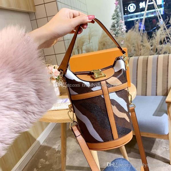 designer shoulder bags fashion classic women handbag designer genuine leather luxury lady camouflage graffiti totes bag
designer shoulder bags fashion classic women handbag designer genuine leather luxury lady camouflage graffiti totes bag