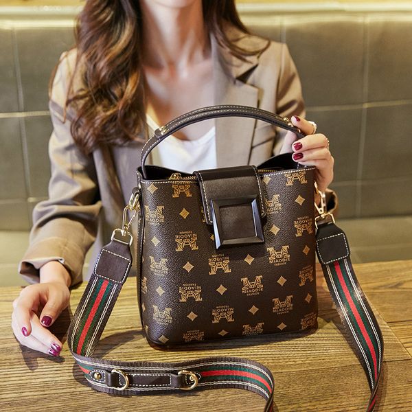 2020 newset luxury women lady messenger bags wave pattern satchel genuine leather designer shoulder bag chain handbags purse
2020 newset luxury women lady messenger bags wave pattern satchel genuine leather designer shoulder bag chain handbags purse
