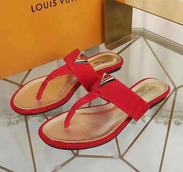 2020 mens and womens fashion leather thong sandals with gold-toned detail causal slippers beach flats rubber flip flops 130, Black
2020 mens and womens fashion leather thong sandals with gold-toned detail causal slippers beach flats rubber flip flops 130, Black