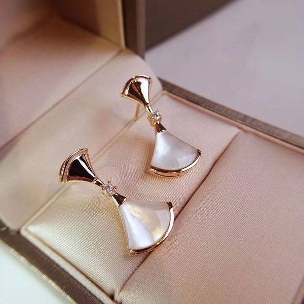 Серьги-гвоздики из чистого серебра S925 с белой оболочкой или красным агатом Lady Fashio
Серьги-гвоздики из чистого серебра S925 с белой оболочкой или красным агатом Lady Fashio