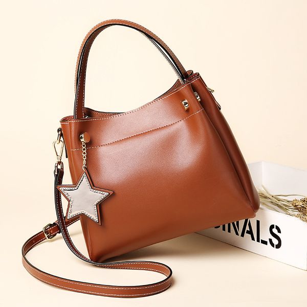 2019 spring and summer wild new shoulder bag female leather large capacity cowhide simple ladies bag
2019 spring and summer wild new shoulder bag female leather large capacity cowhide simple ladies bag