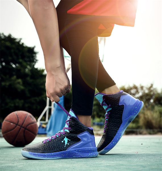 2020 new fashion designer shoes triple s sneakers cool sole stitching wild sports shoes two-color stitching men running outdoor sh
2020 new fashion designer shoes triple s sneakers cool sole stitching wild sports shoes two-color stitching men running outdoor sh