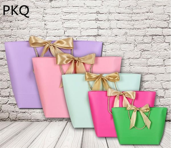 20pcs ribbon decoration gift paper bag with handle clothes jewelry packaging bag high-end kraft paper gift
20pcs ribbon decoration gift paper bag with handle clothes jewelry packaging bag high-end kraft paper gift